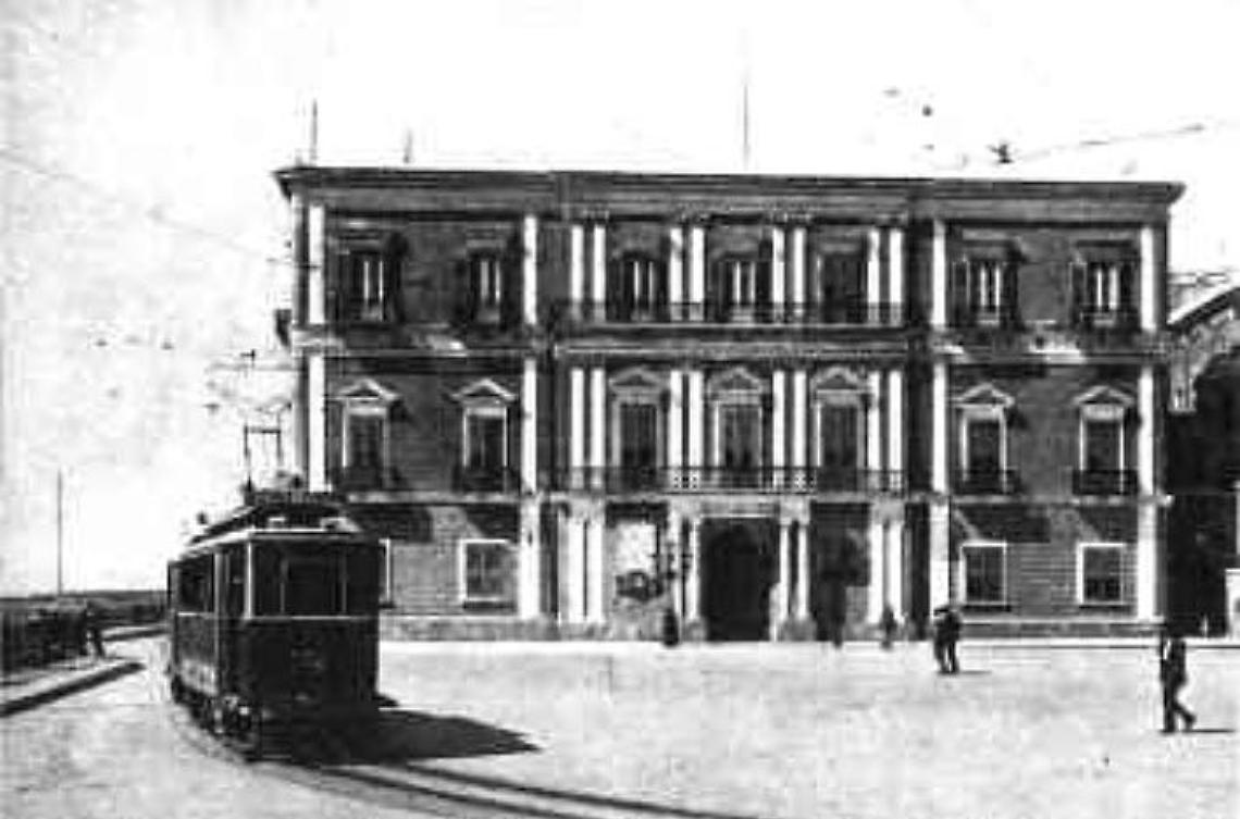 Un'antica foto del Palazzo di Città di Taranto