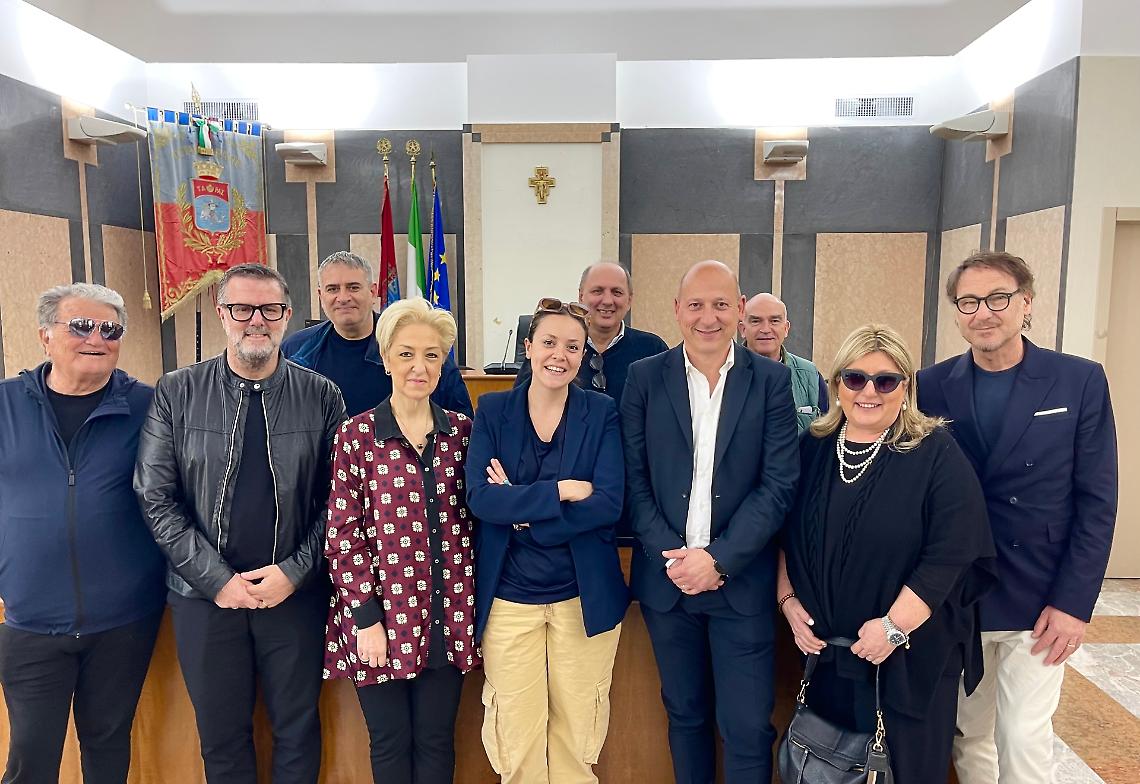 La delegazione Casaimpresa Confesercenti Taranto, Confimprese Taranto, Cisl Fivag Felsa, Upalap e Unsic e gli assessori Azzaro e Lussoso
