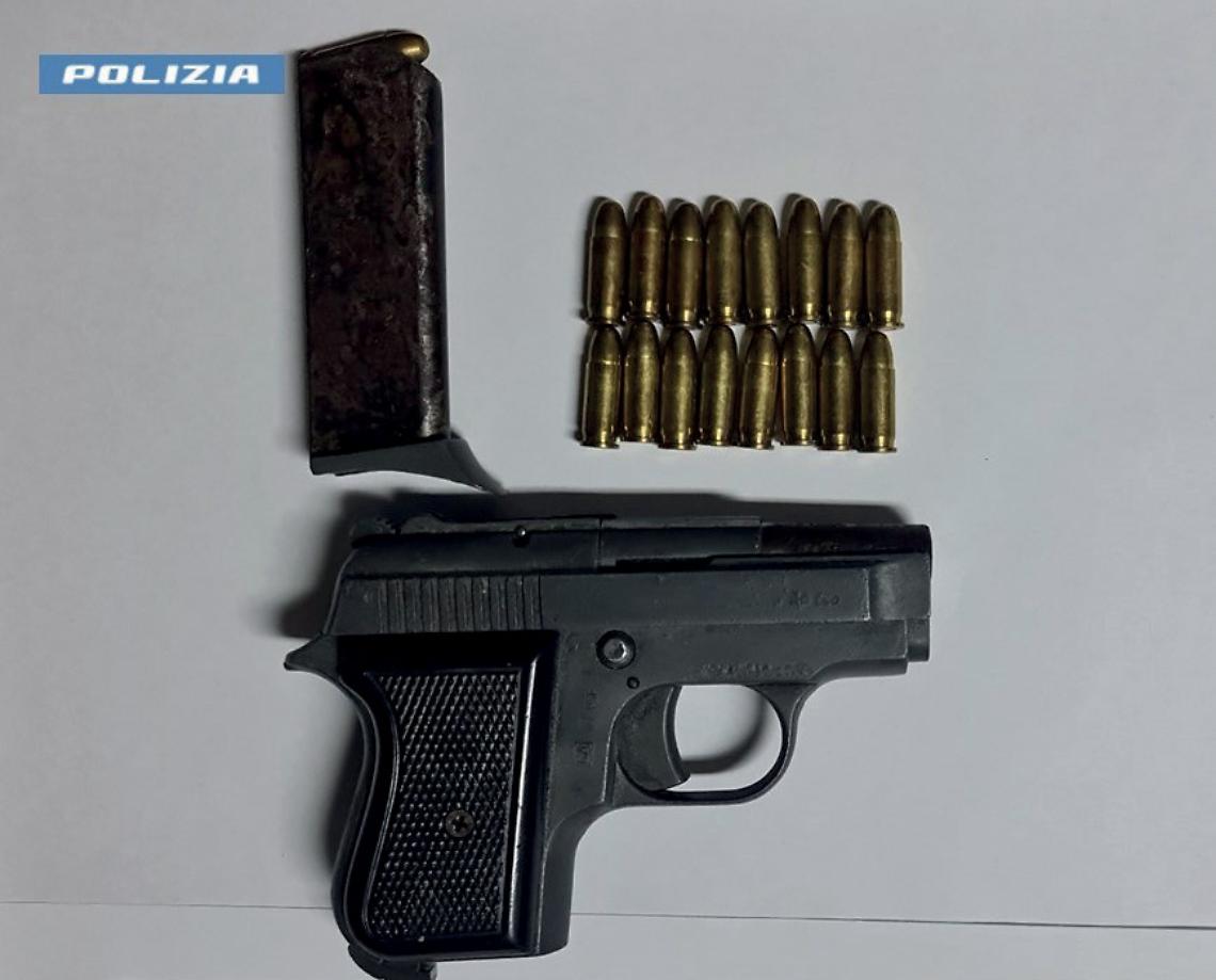 La pistola e i proiettili recuperati