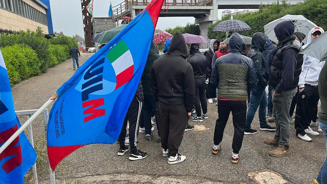 Questa mattina la protesta dei lavoratori Semat - Foto Francesco Manfuso