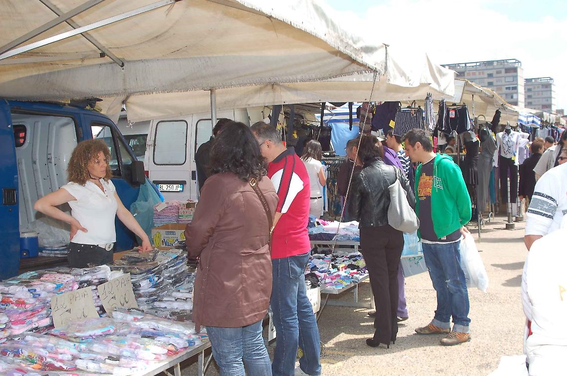 Bancarelle al mercato della Salinella (foto d'archivio)