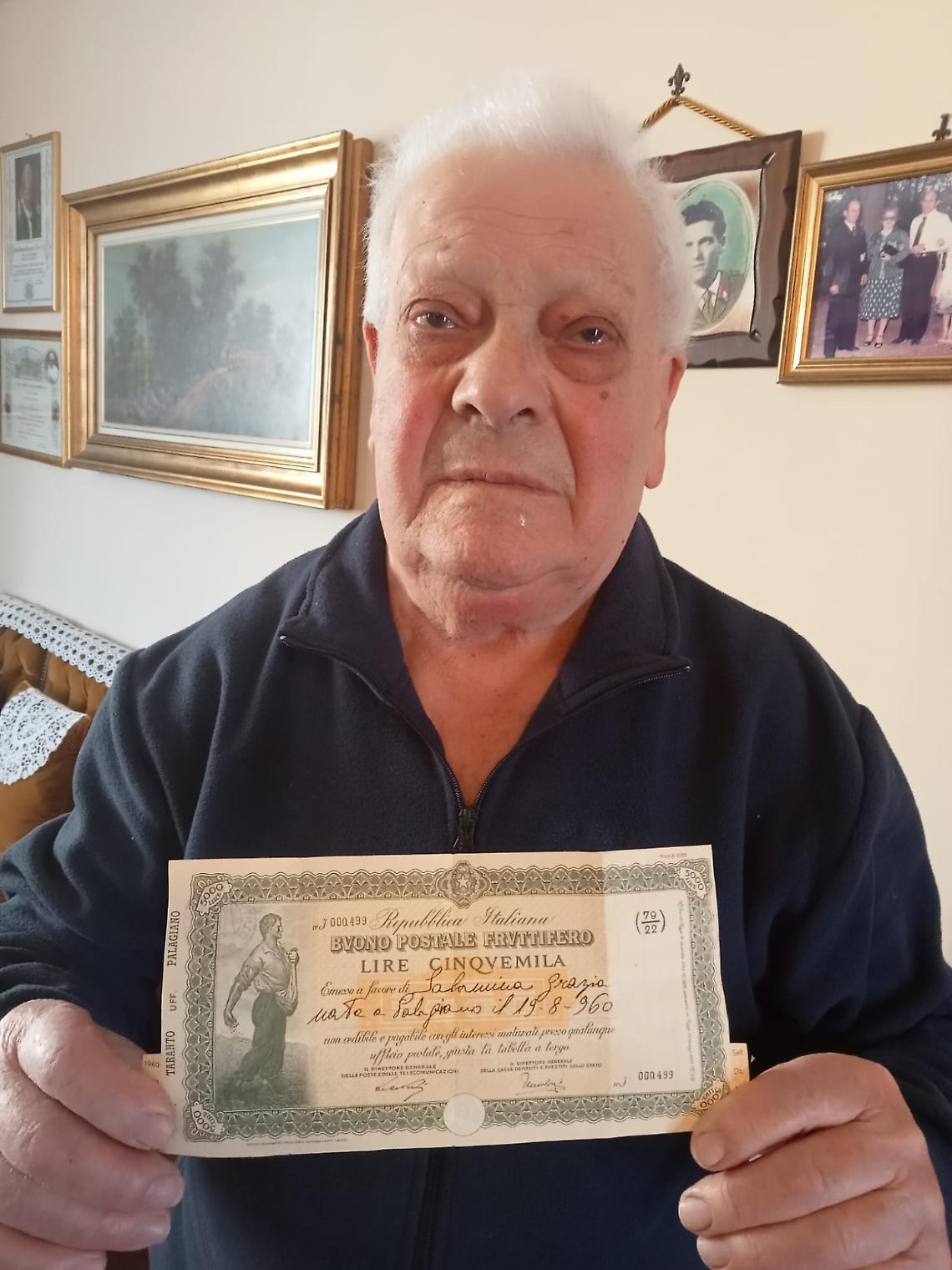 Giovanni Salamina, 96 anni, originario di Palagiano, mostra il buono postale ritrovato