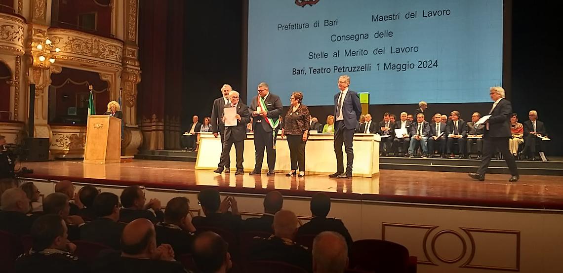 La cerimonia di consegna dell'onorificenza a Bari