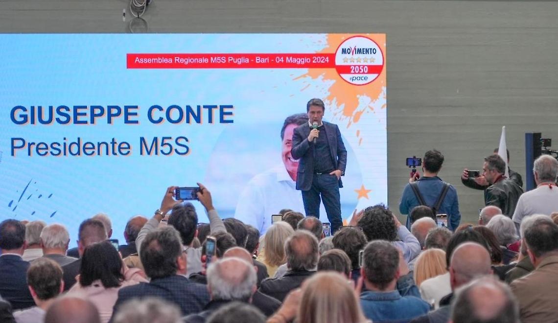 Giuseppe Conte durante l'assemblea regionale del M5s pugliese a Bari