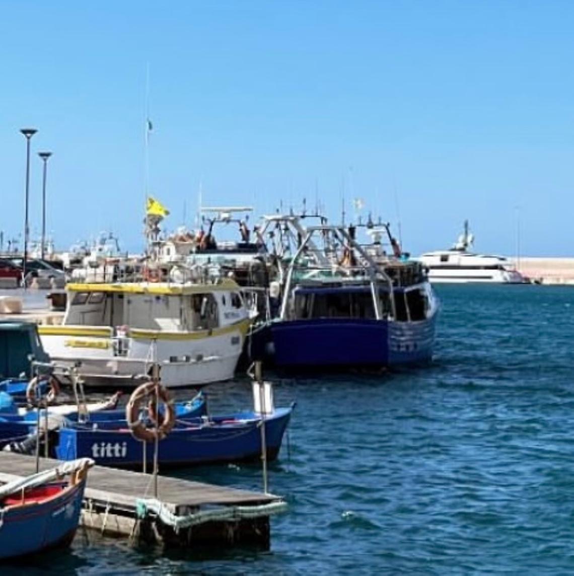 Il corpo senza vita di un uomo affiora tra i pescherecci del porto