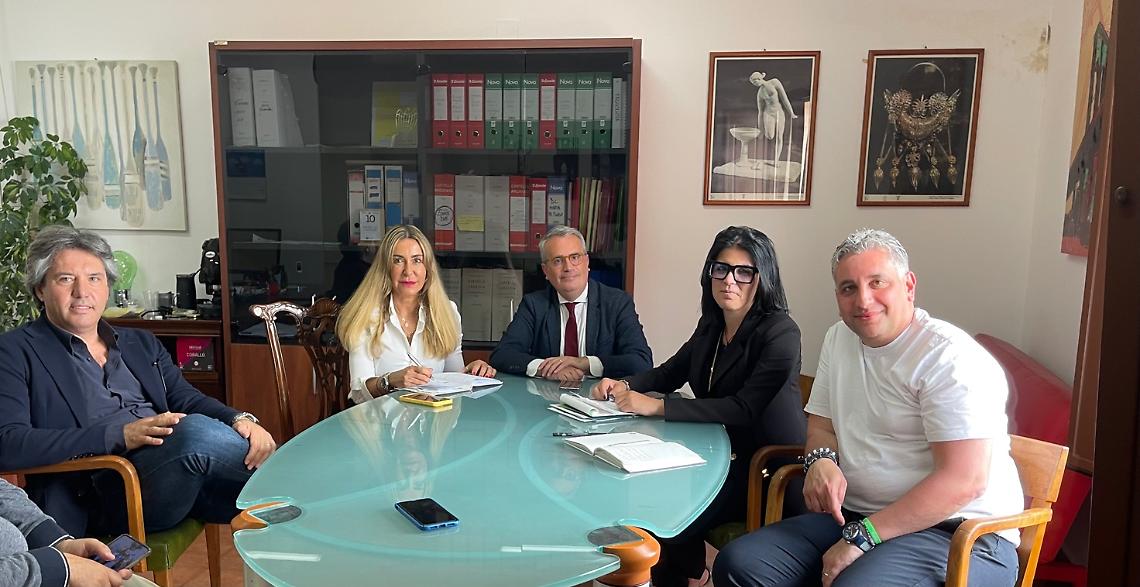 L'incontro tra i rappresentanti di Assohotel, l'assessore all'Ambiente e il presidente di Kyma Ambiente