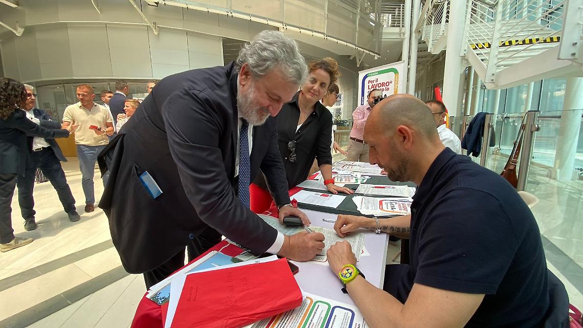 Michele Emiliano firma referendum su lavoro promossi dalla Cgil