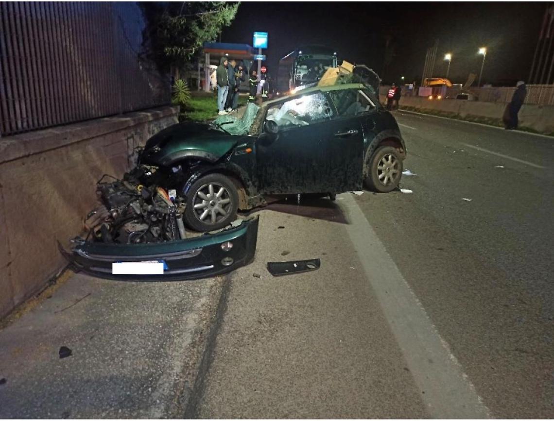 L'auto ridotta ad un ammasso di ferro durante l'incidente