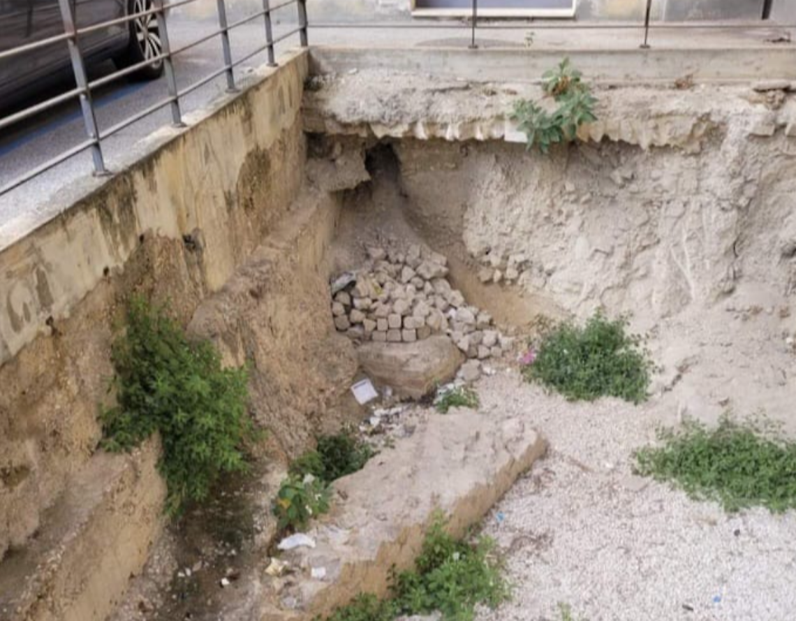 I muri in opera reticolata dell'anfiteatro relegati all'interno del cortile del mercato coperto di Taranto