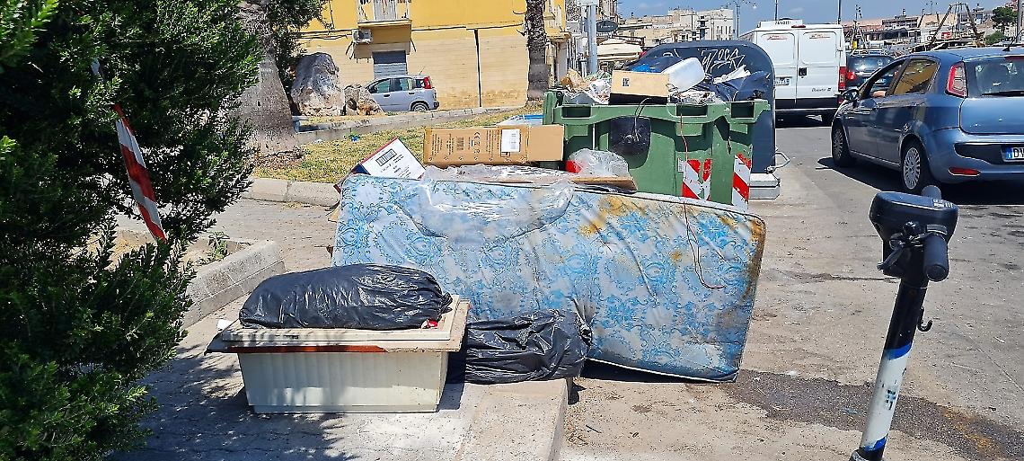 Rifiuti ingombranti abbandonati in via Garibaldi (foto d'archivio)