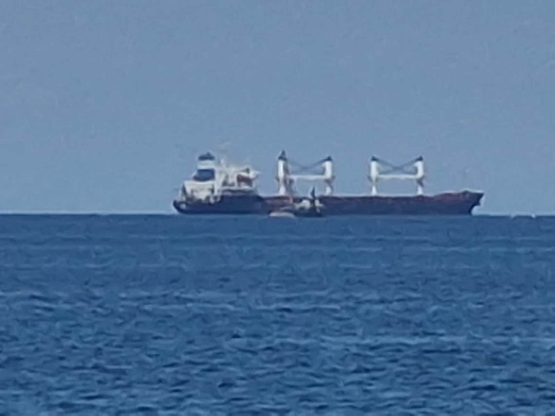 Riappare in rada a Bari la nave fantasma con grano turco alla rinfusa