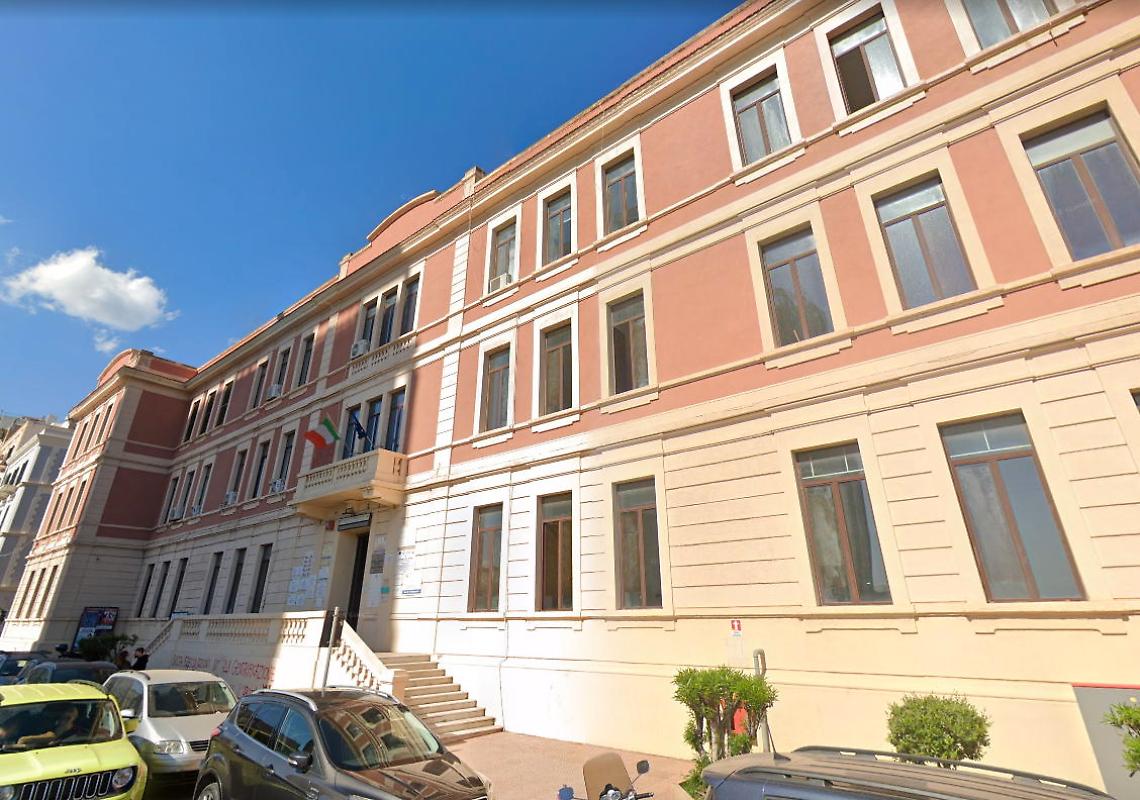 L'ingresso del liceo Aristosseno di Taranto