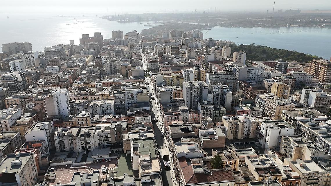 Una veduta aerea di Taranto (foto Francesco Manfuso)