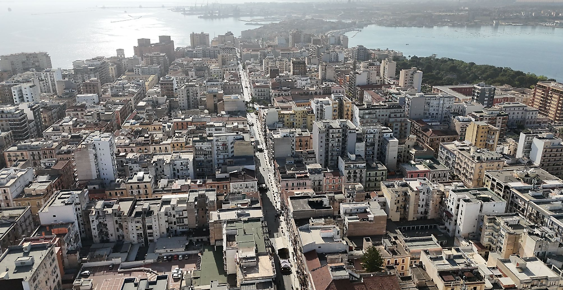 Una veduta aerea di Taranto (foto Francesco Manfuso)