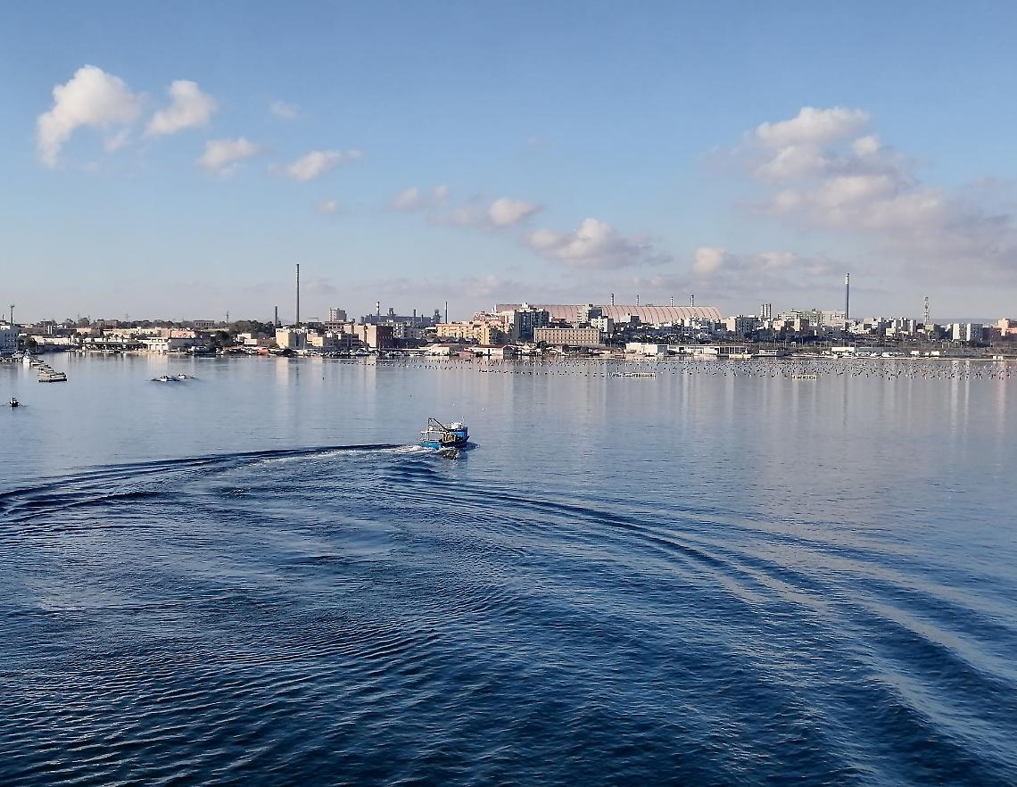 Una veduta del Mar Piccolo. Sullo sfondo, la zona industriale