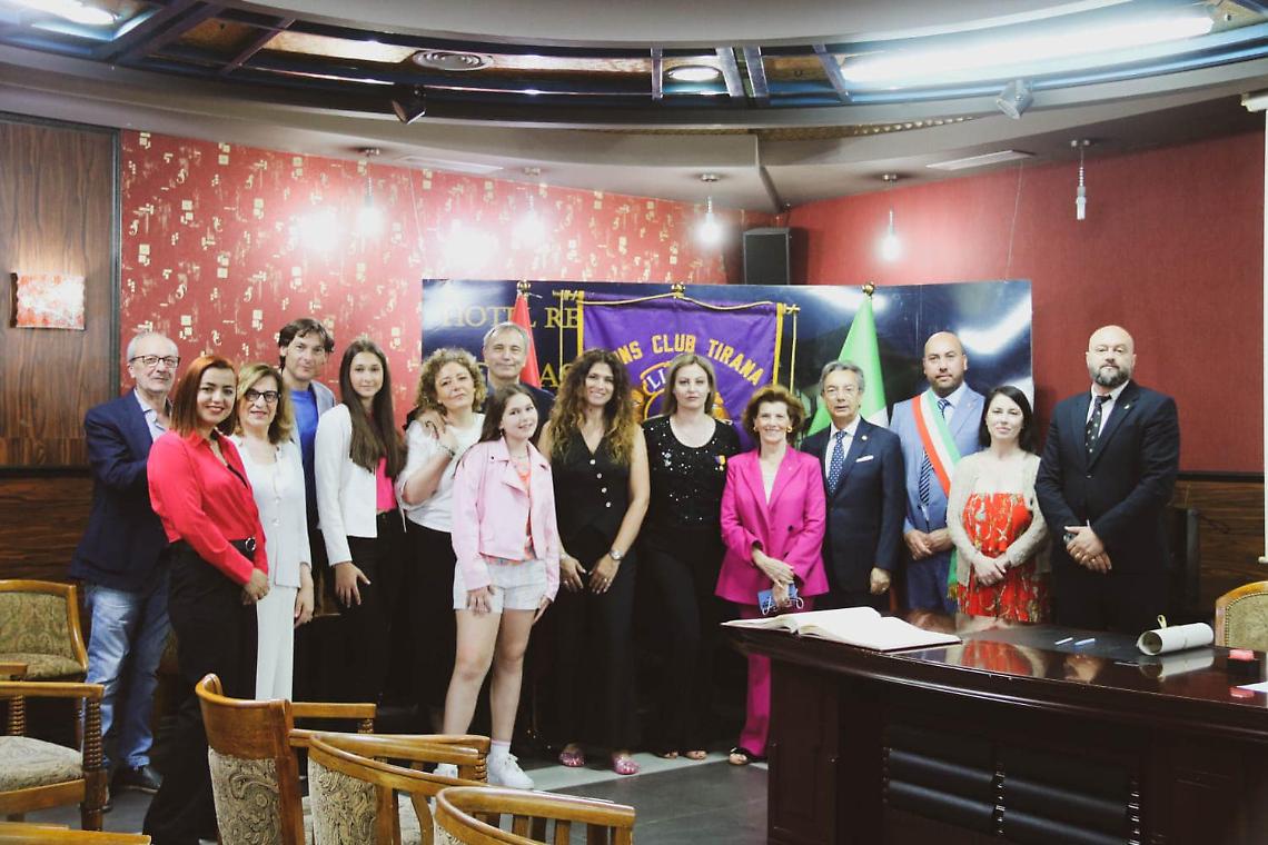 La cerimonia di sottoscrizione del gemellaggio