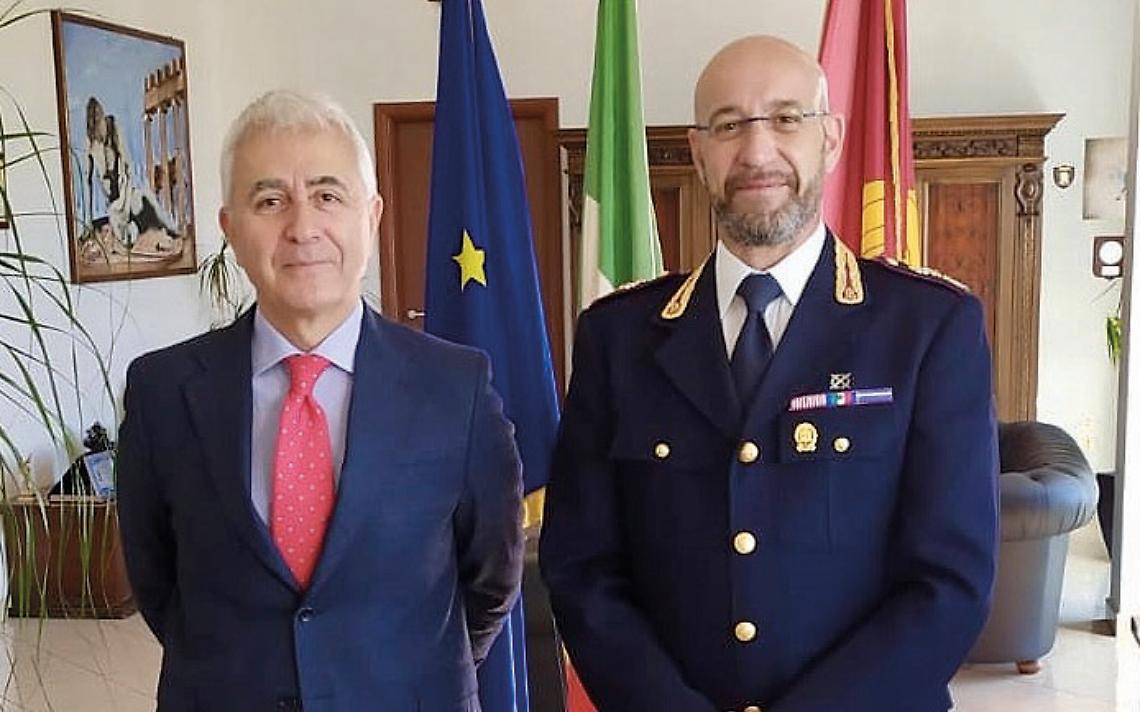 Da sinistra nella foto, il questore Massimo Gambino con Michele Viola