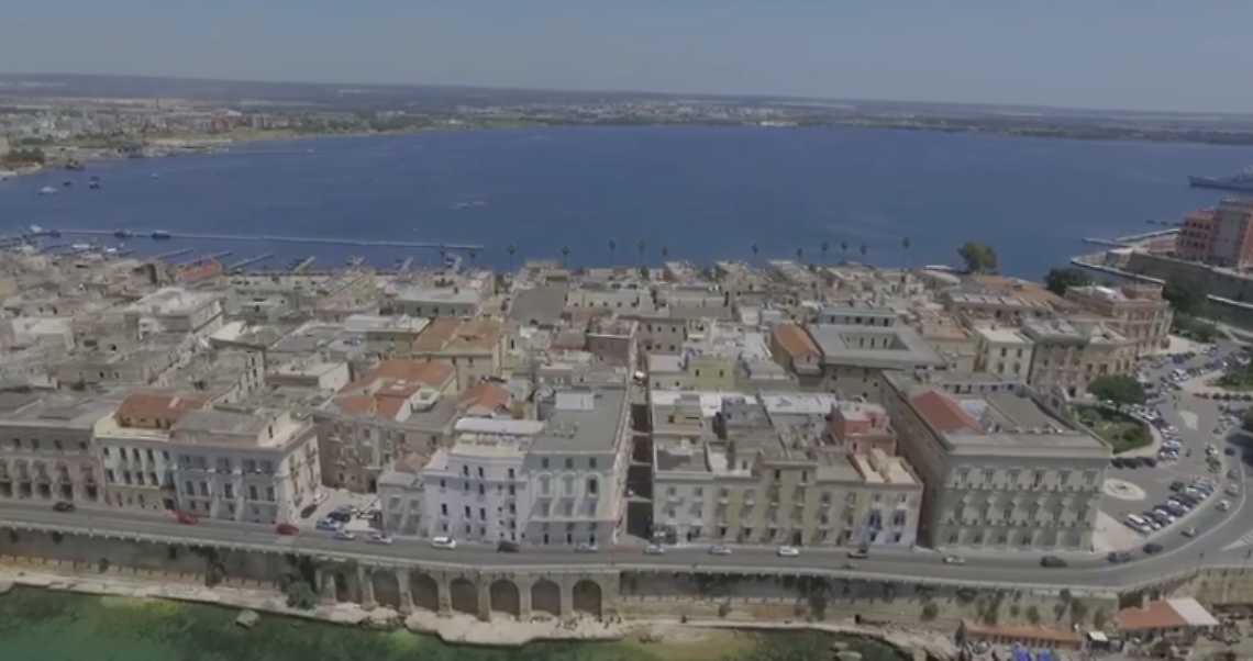 Una veduta della Città Vecchia. Sullo sfondo, il Mar Piccolo