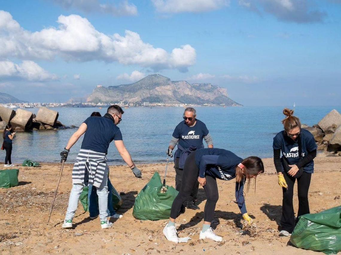 I volontari Plastic Free in azione  - archivio