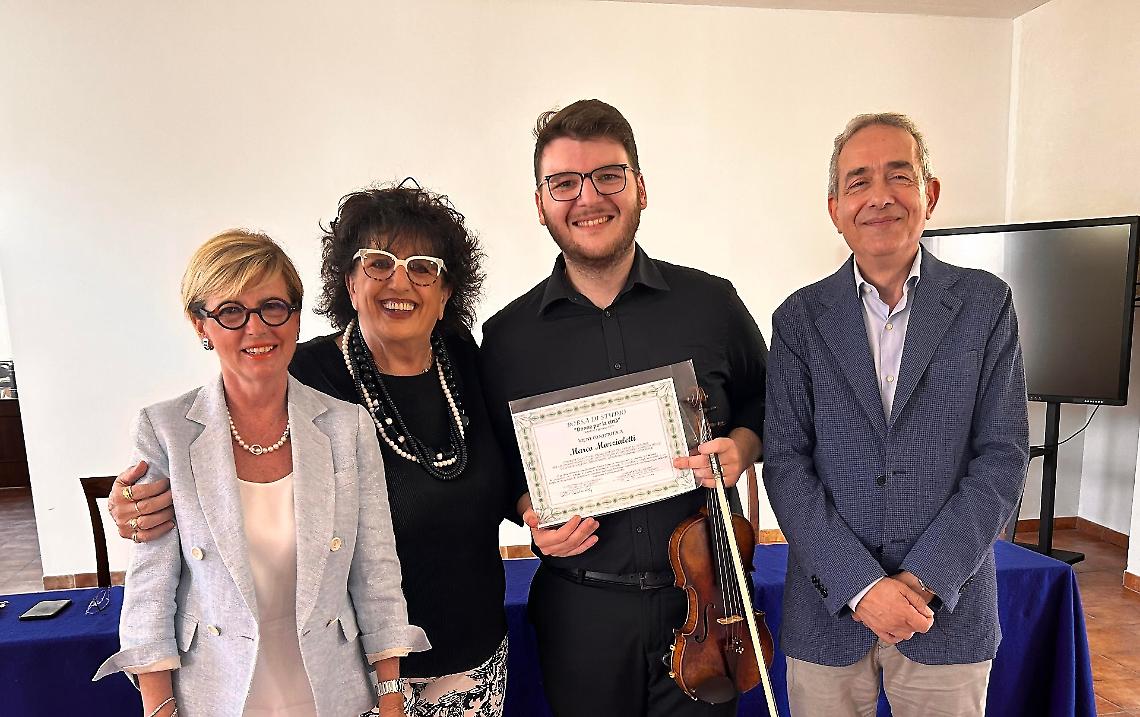 La consegna della borsa di studio