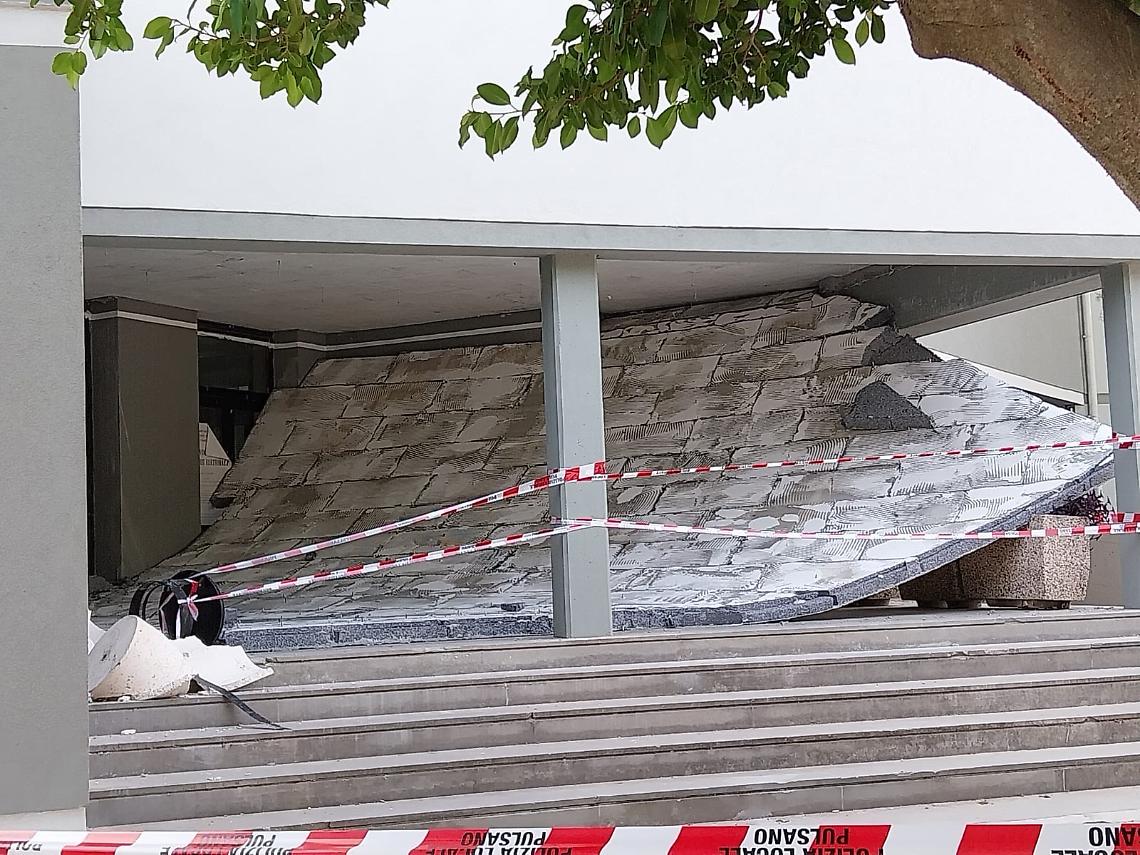 Crolla la controsoffittatura dell’androne esterno del Palazzo di Città di Pulsano