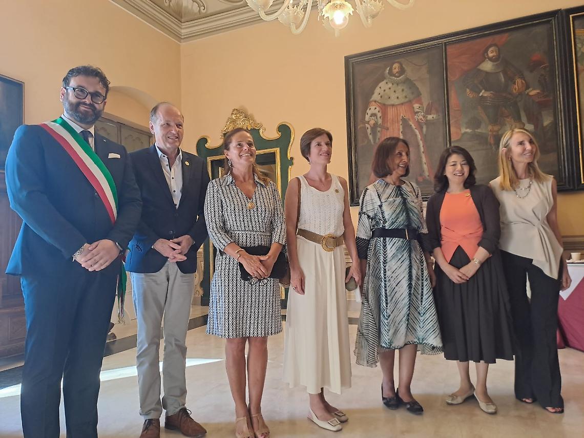 Un momento della visita della delegazione a Palazzo Ducale