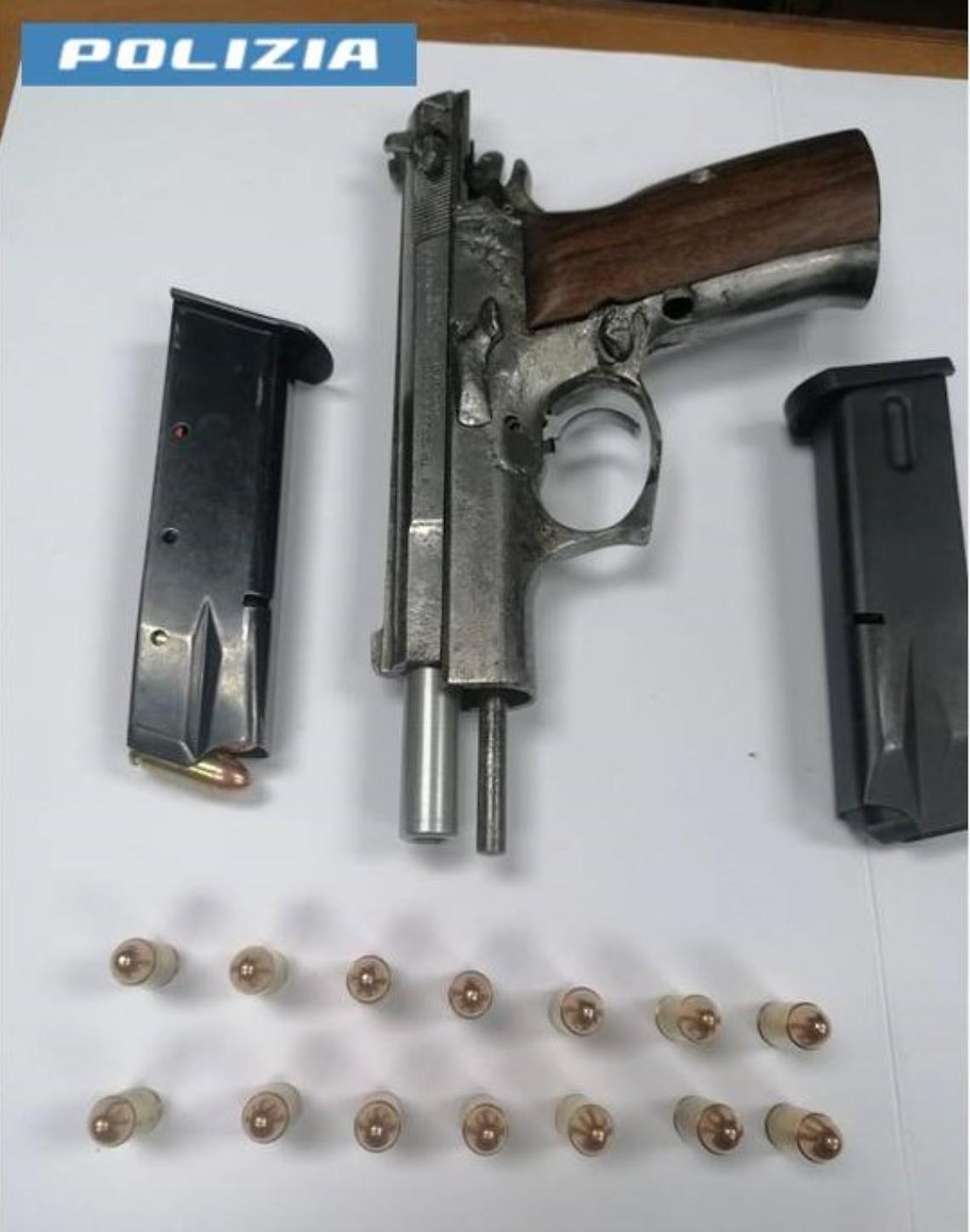 La pistola e le munizioni ritrovate in casa del 50enne