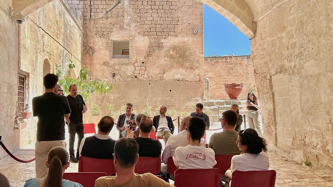 Un momento della presentazione avvenuta nel Castello Episcopio di Grottaglie