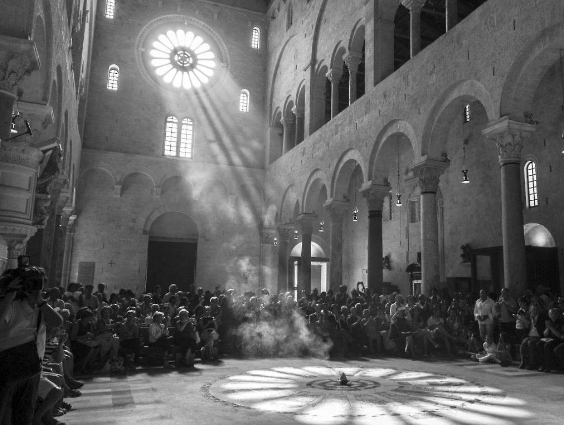 Lo spettacolo del solstizio d&rsquo;estate nella cattedrale di San Sabino, a Bari (foto da notizie.comuni-italiani.it)