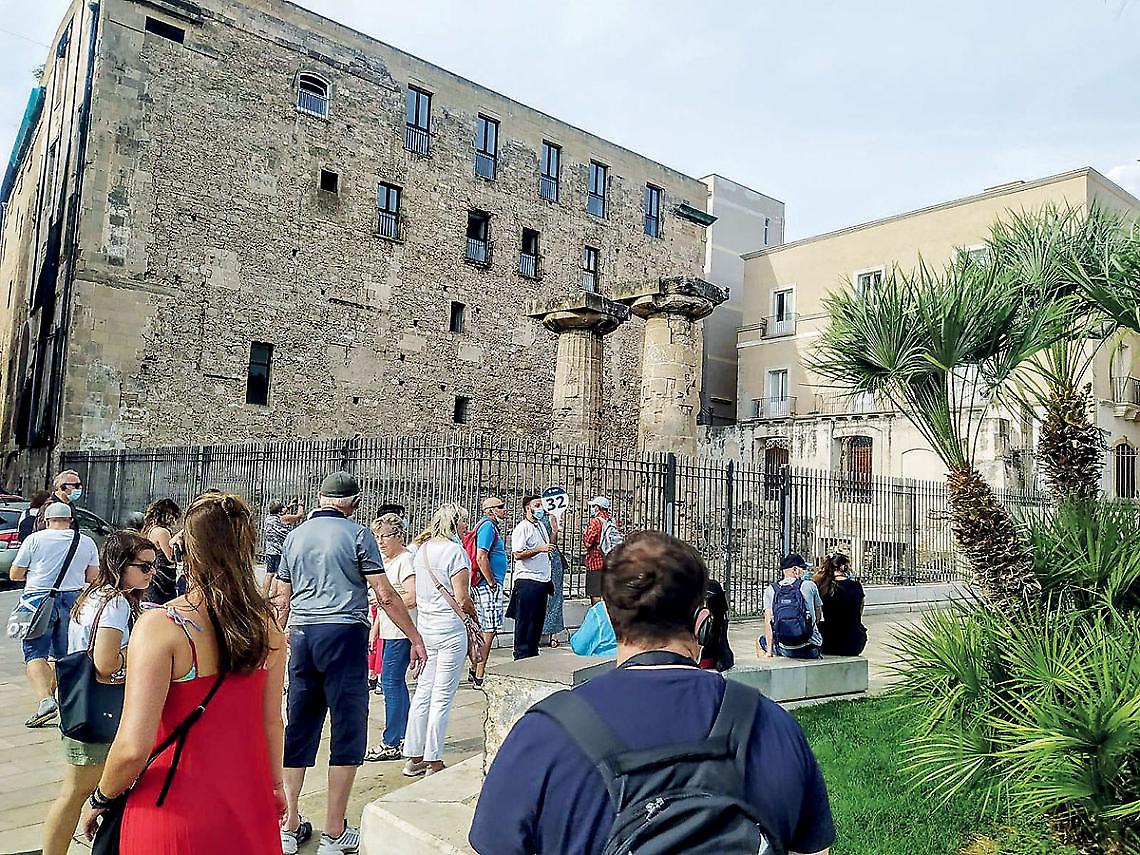 Turisti nei pressi delle Colonne doriche (foto d'archivio)