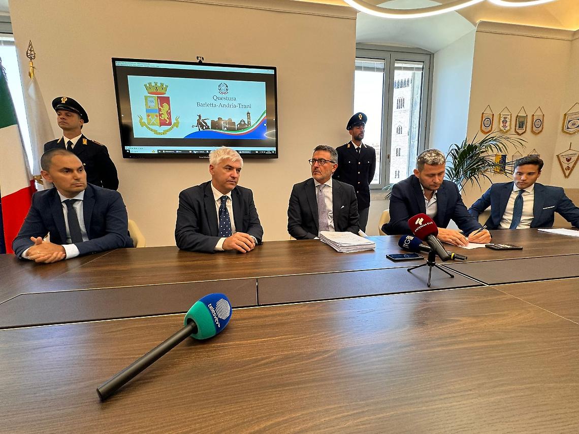 La conferenza stampa dopo il blitz contro i ladri d'auto