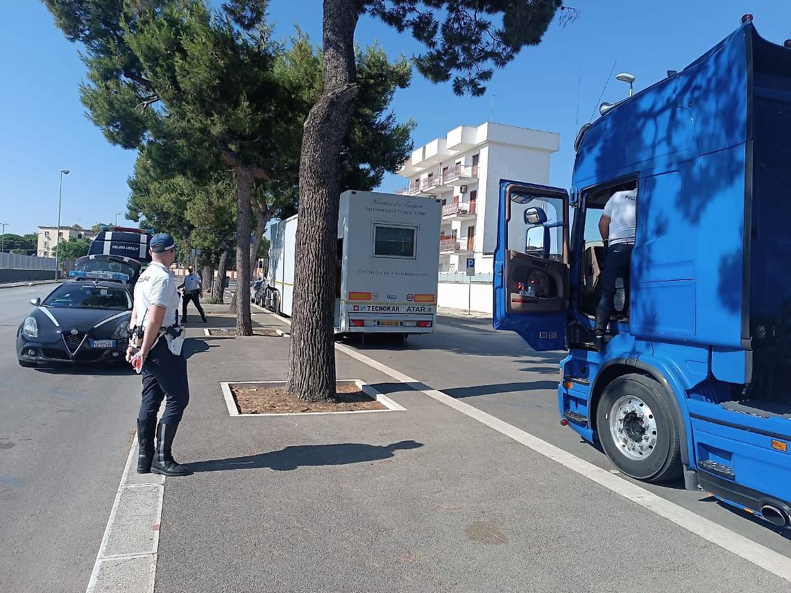 Controlli ai tir della Polizia Locale di Bari