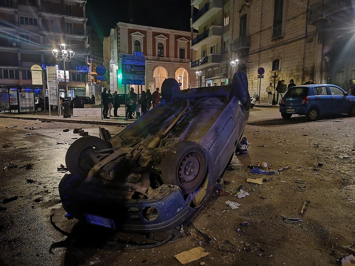L'auto vandalizzata la notte di Capodanno in piazza Vittorio Emanuele a Molfetta