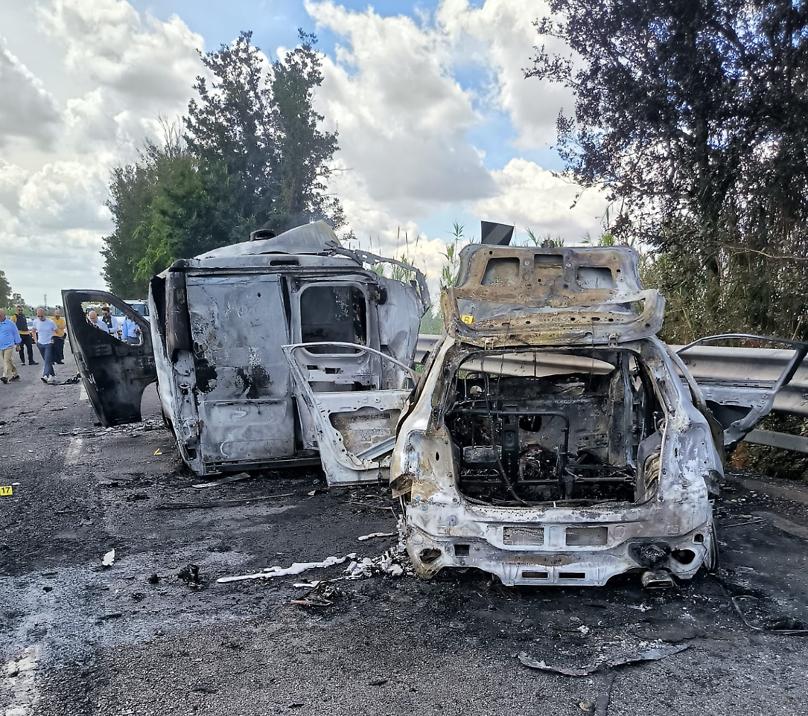 Le auto bruciate dalle fiamme coinvolte nell'assalto (foto Francesco Manfuso)