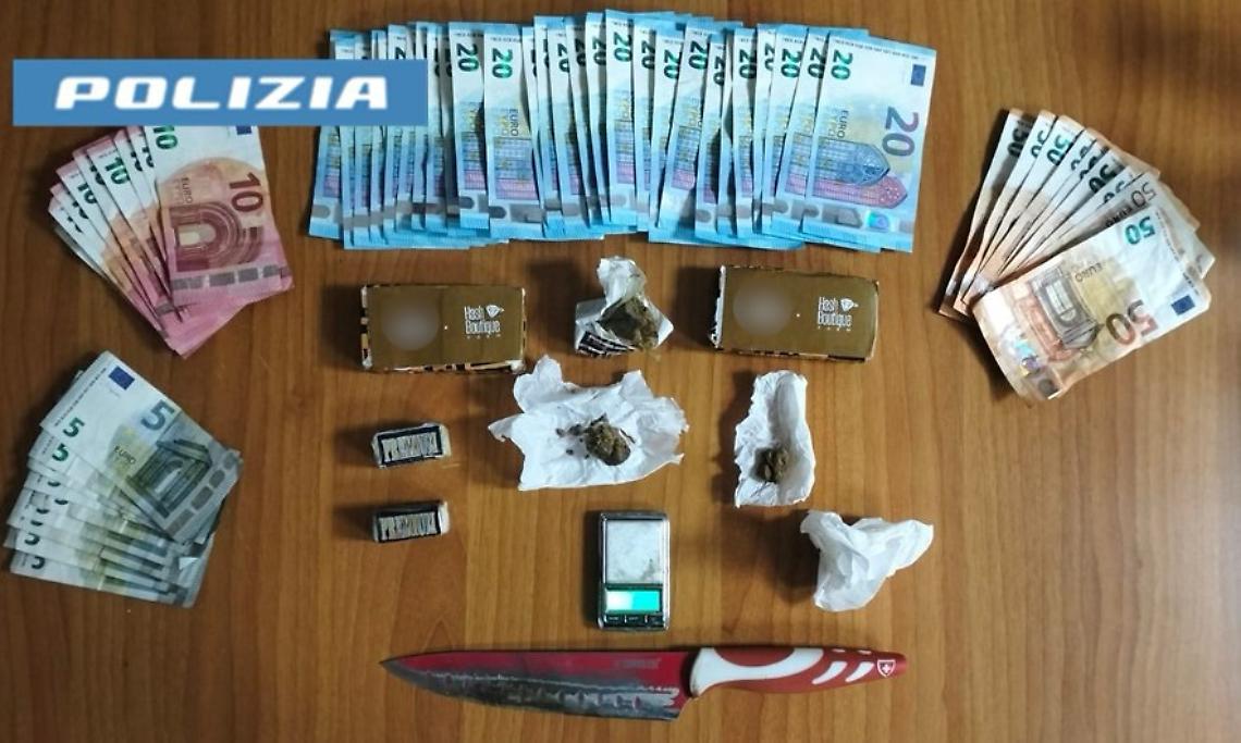 La droga ed il denaro sequestrato dai Falchi