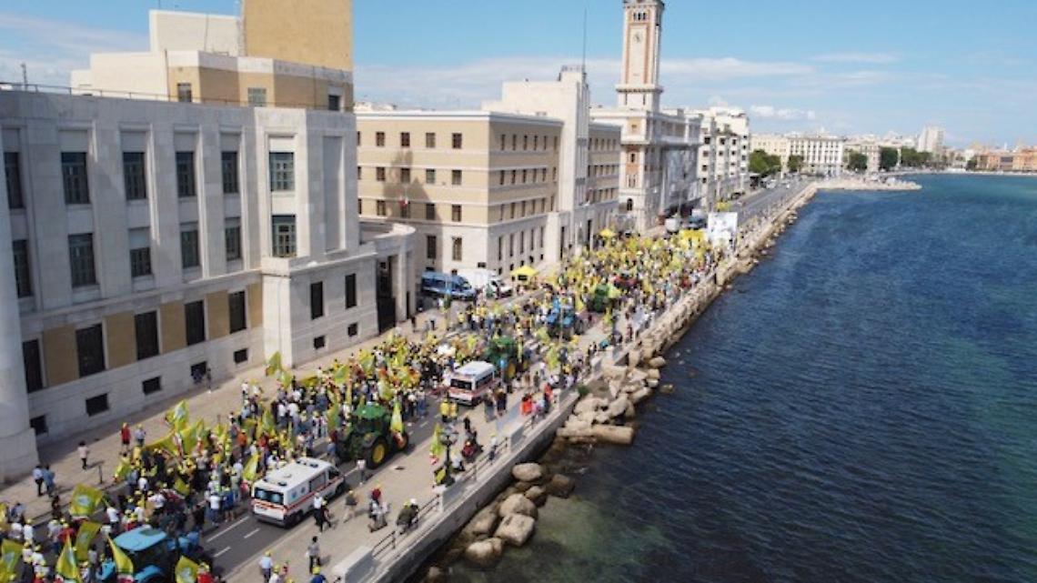 La mobilitazione di Coldiretti sotto la sede della Presidenza della Regione a Bari