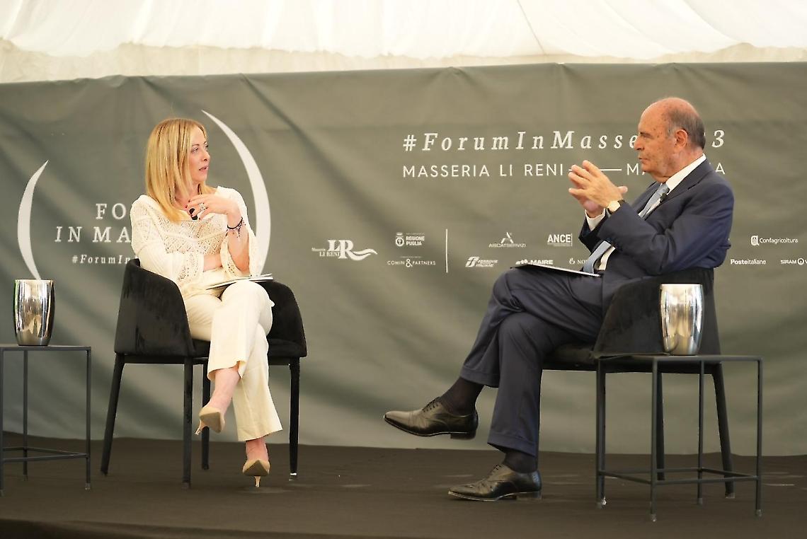 Il premier Giorgia Meloni intervistata da Bruno Vespa durante l'edizione 2023 di "Forum in Masseria"