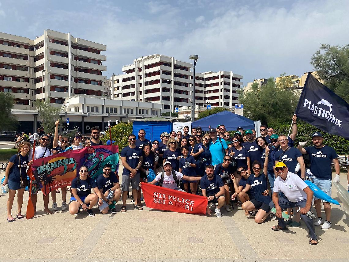 Rudy Zerbi con i volontari di Plastic Free Onlus