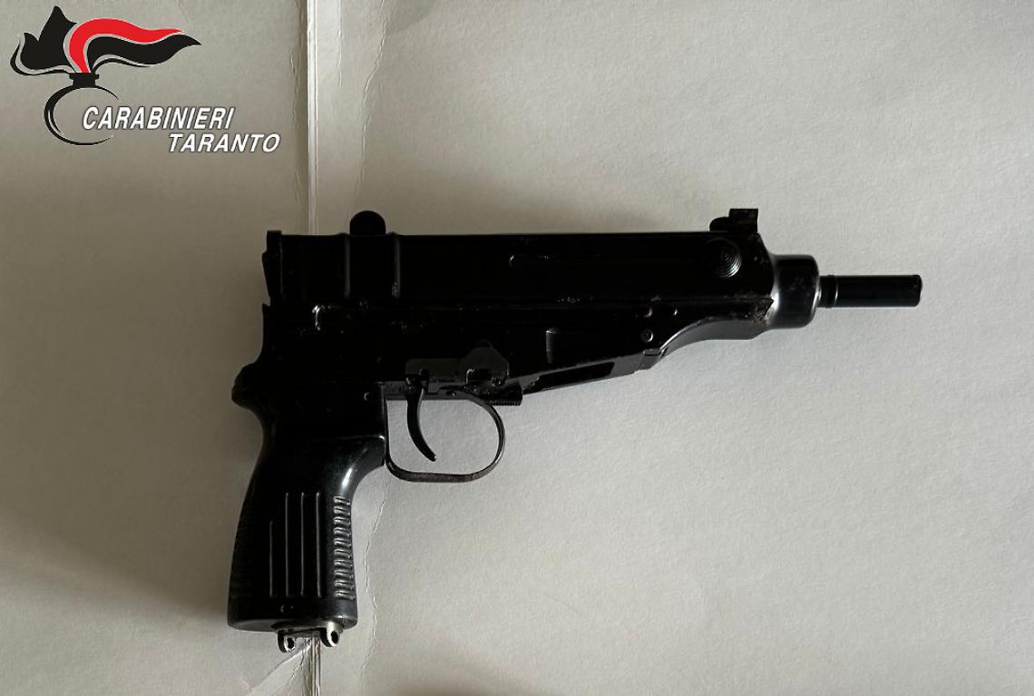 La mitraglietta sequestrata dai Carabinieri