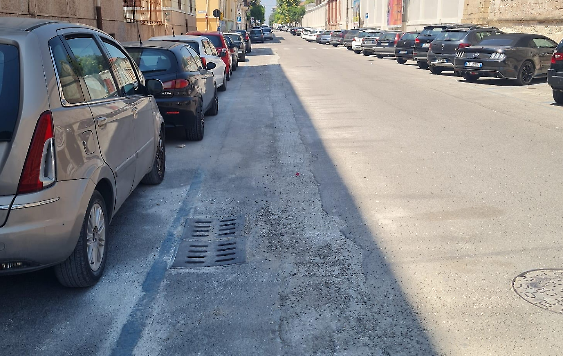 Uno dei tratti di via Pitagora "segnati" dai lavori sulla rete elettrica