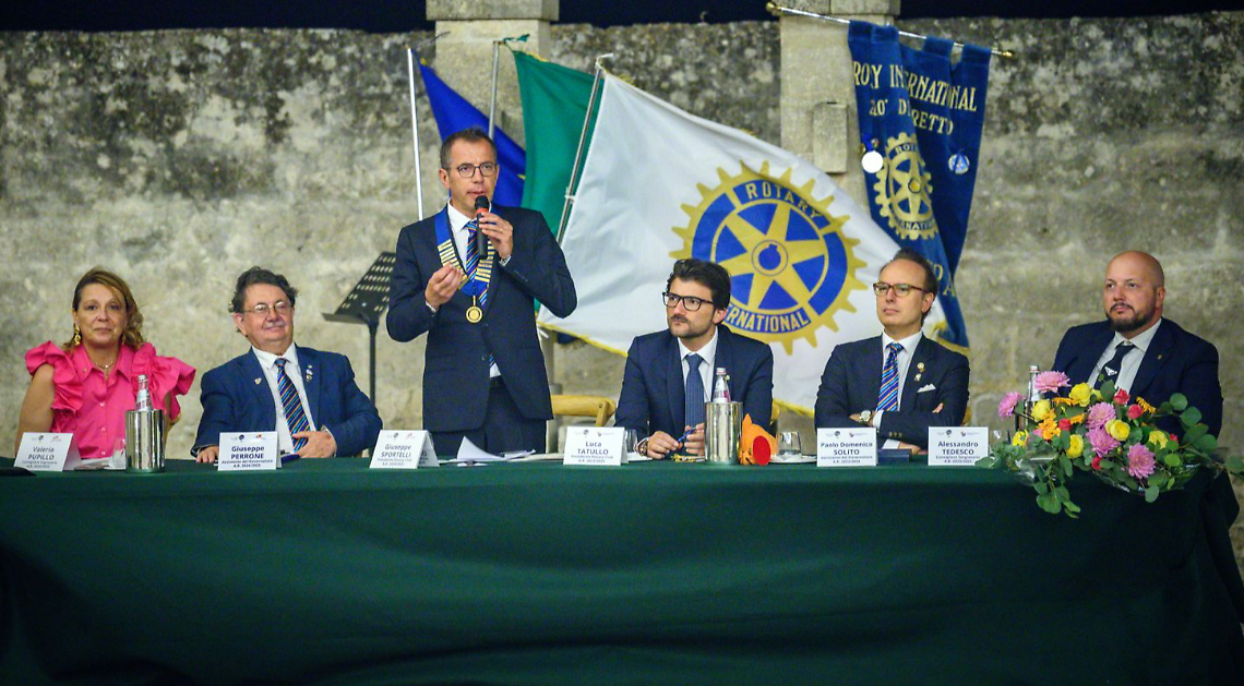 Un momento della cerimonia di "passaggio del martelletto"