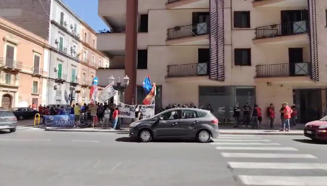 La protesta sotto la Prefettura