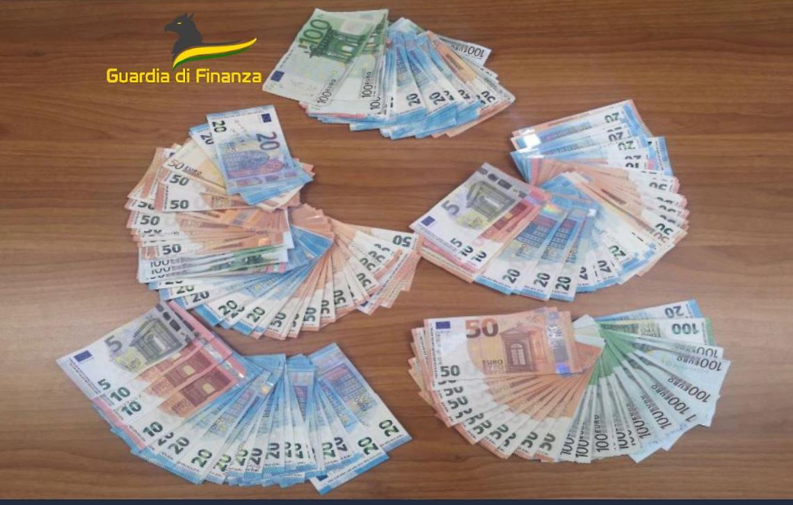 Il denaro sequestrato dalla Guardia di Finanza di Bari