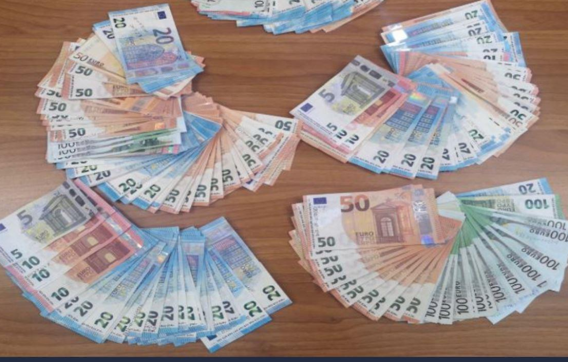 Il denaro sequestrato dalla Guardia di Finanza di Bari