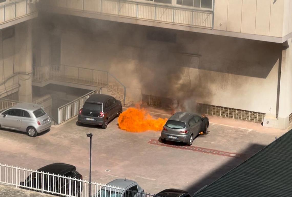 Auto in fiamme in viale Virgilio 