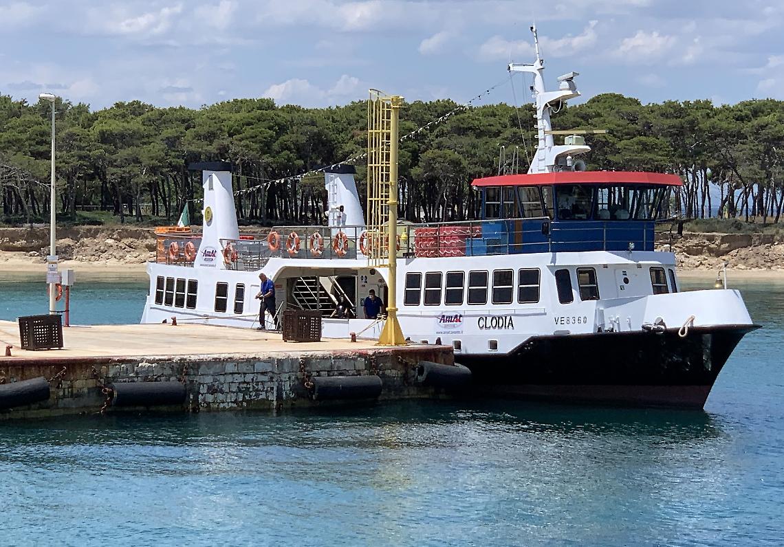La motonave Clodia ormeggiata all'isola di San Pietro