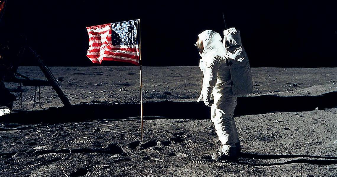 Il 20 luglio 1969 gli astronauti statunitensi Neil Armstrong e Buzz Aldrin toccarono il suolo lunare 