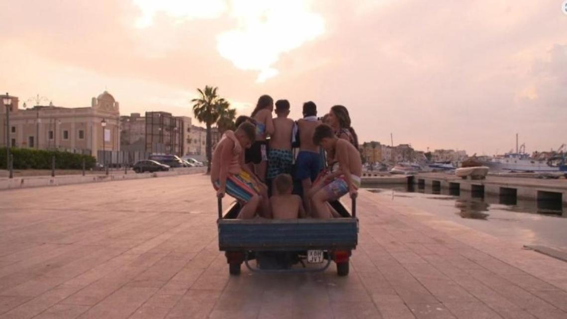 Un frame del docufilm "Bangarang", premiato a Cannes e di cui sono protagonisti i bambini di Taranto vecchia