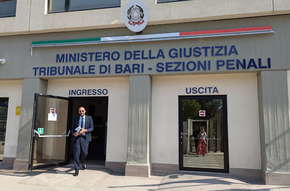 Vito Leccese esce dal Palazzo di Giustizia a Bari