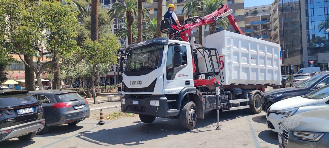 La task force "Piazze anti degrado" al lavoro in piazza Moro a Bari